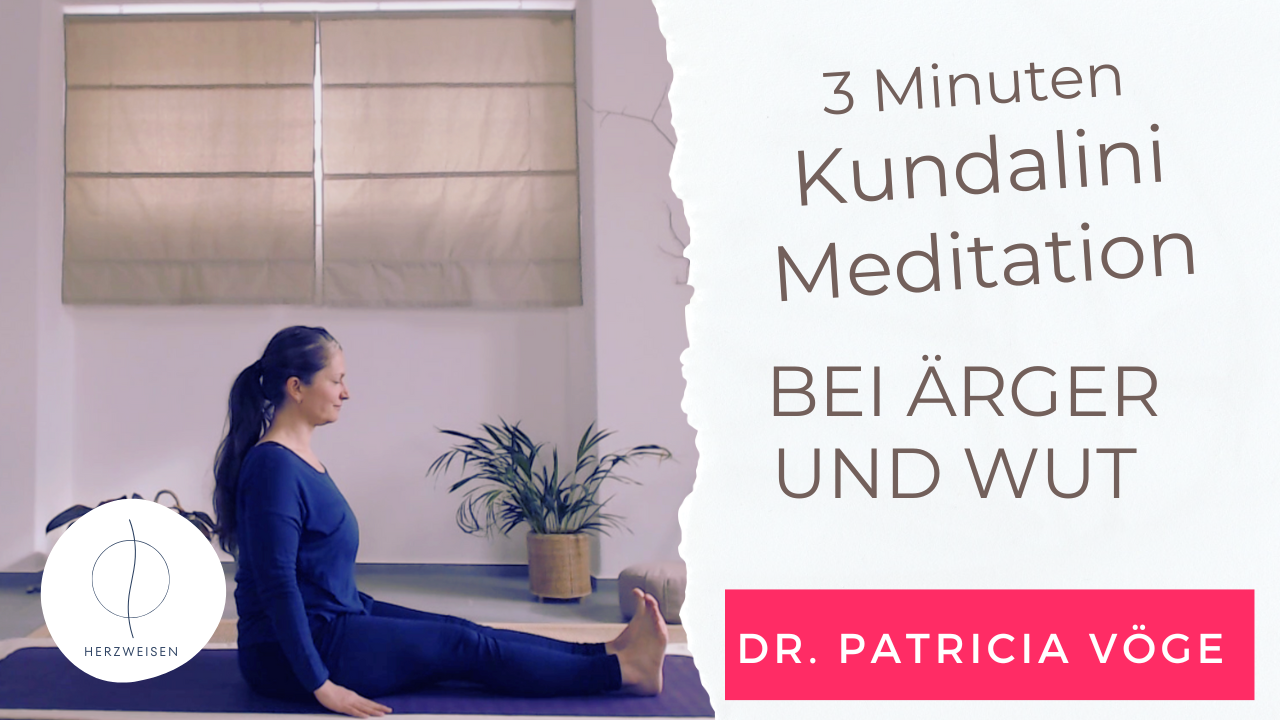Dr. Patricia Vöge sitzt mit ausgestreckten Beinen auf der Yogamatte – 3 Minuten Kundalini-Meditation bei Ärger und Wut