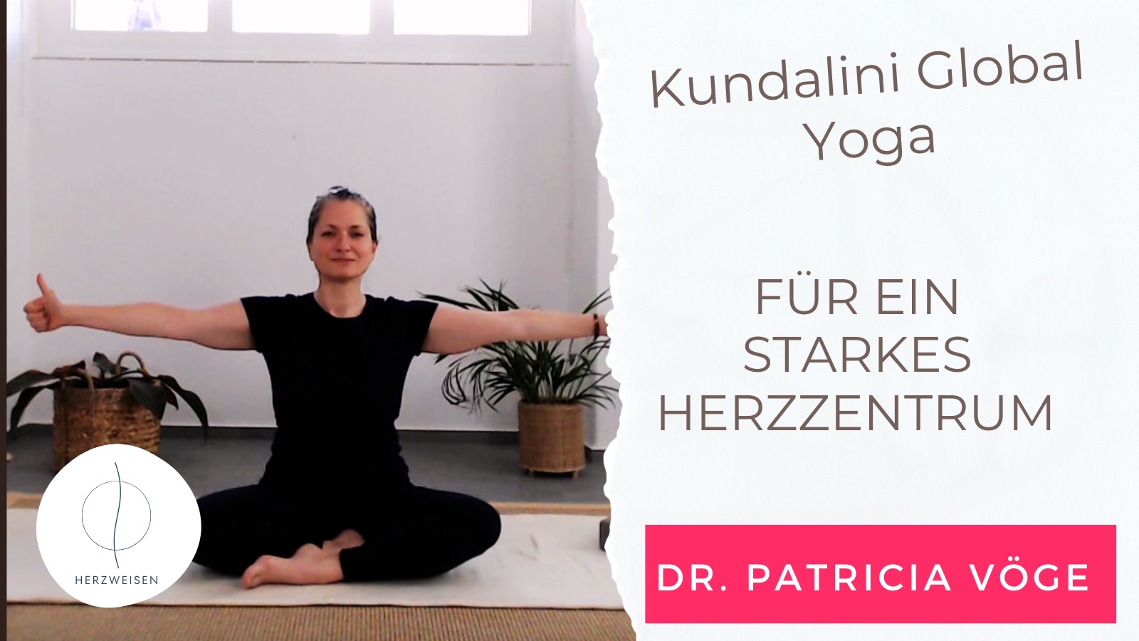 Dr. Patricia Vöge im Schneidersitz mit seitlich ausgestreckten Armen – Kundalini Global Yoga für ein starkes Herzzentrum